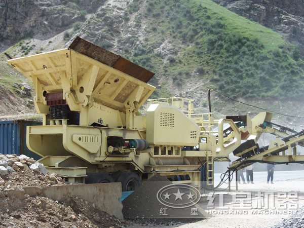 移動(dòng)顎式破碎機(jī)現(xiàn)場(chǎng)實(shí)拍