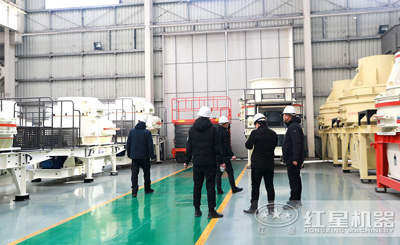 客戶(hù)來(lái)參觀選購(gòu)制砂機(jī)